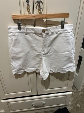 Lilly Pulitzer 5” Buttercup White Scallop Hem Shorts